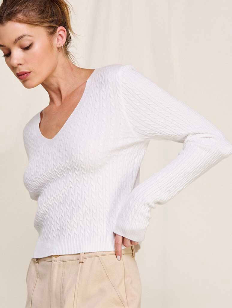 Cable Knit V-Neck Pullover in Off White